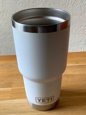 YETI 30oz Rambler Tumbler – Off-White / Cloud White